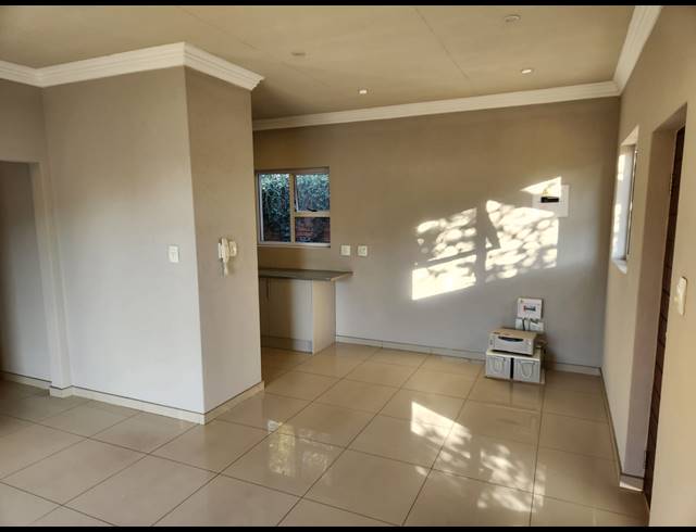 2 BEDROOM FLAT TO LET IN WENDYWOOD